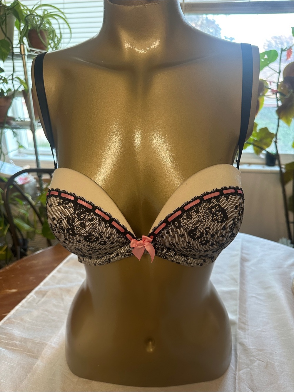 Victoria's Secret Black Lace look Push-Up Bra w/Pink Accent. Removable straps